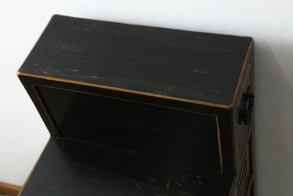 【セミオーダー家具実例】階段箪笥に高品質リペアを施しました。一番大きな収納部分に新たに棚板と棚受けを製作し、本体は着色せずに仕上げました。(収納棚、戸棚、和タンス、整理箪笥)