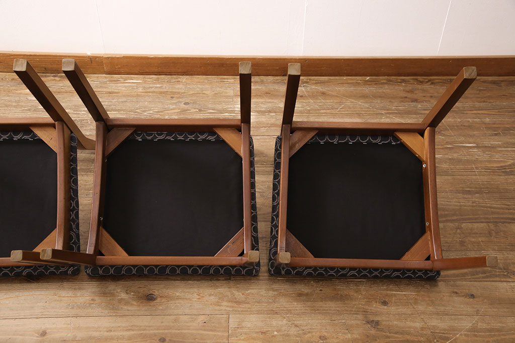 【セミオーダー家具実例】北欧ビンテージのダイニングチェア4脚をリメイク!お好みのファブリックを使って、座面を張り替えました。現代物の椅子と遜色ない快適な座り心地に。(イス、チェア)