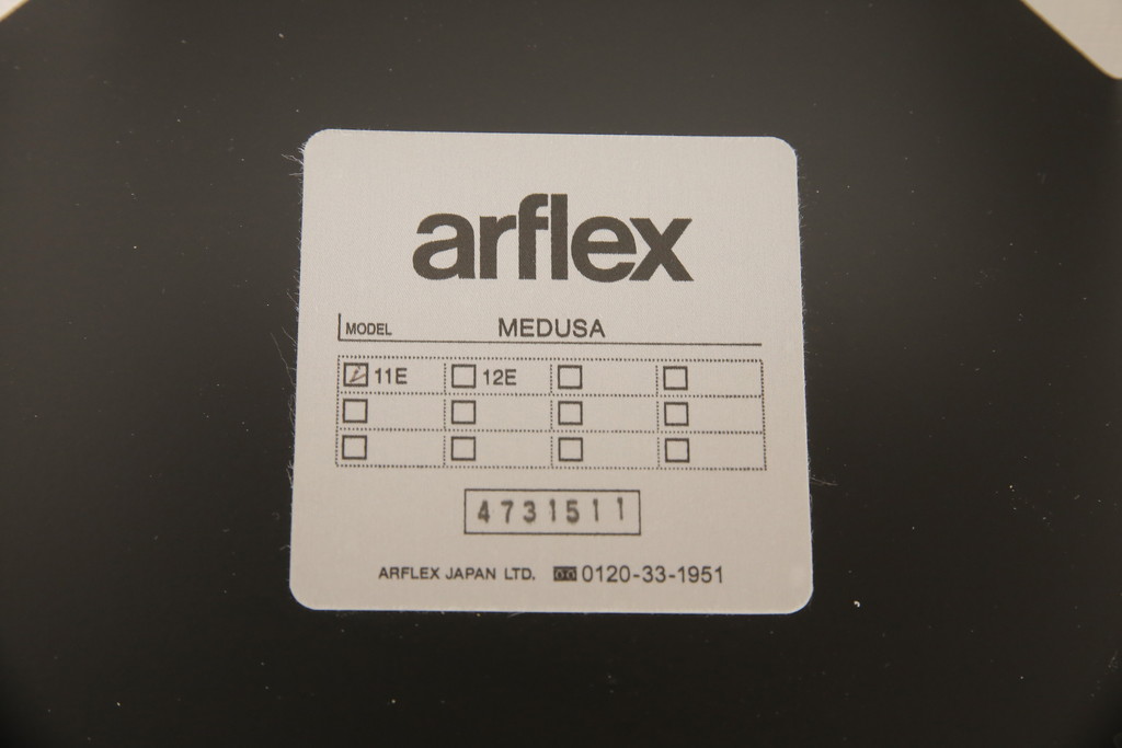 中古　美品　arflex(アルフレックス)　MEDUSA(メデューサ)シリーズ　洗練されたデザインが目を惹くテーブル(ダイニングテーブル、ラウンドテーブル)(R-052558)