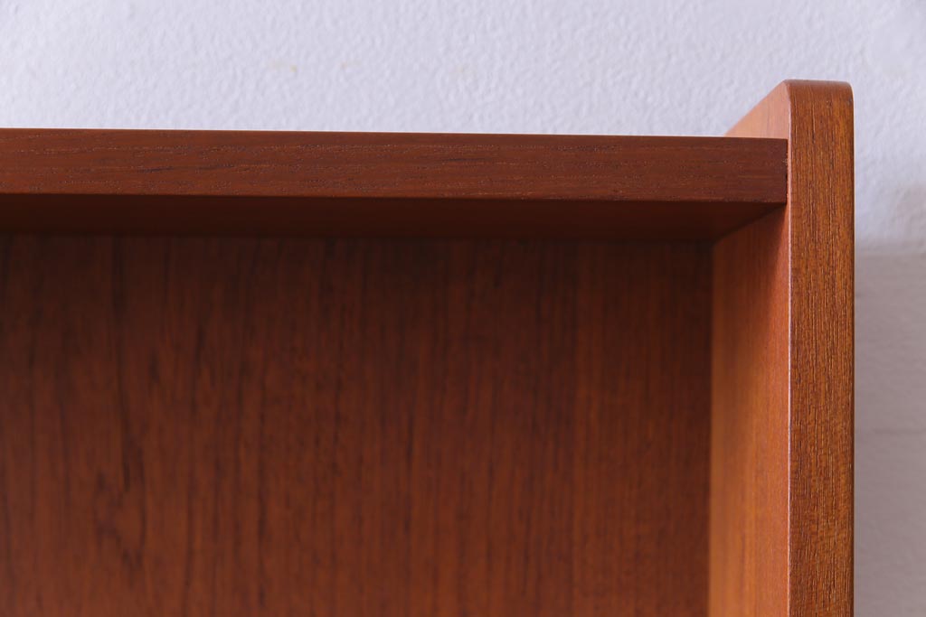 ヴィンテージ家具　北欧ビンテージ　デンマーク　おしゃれに使える台形型ブックシェルフ(本棚、ラック)