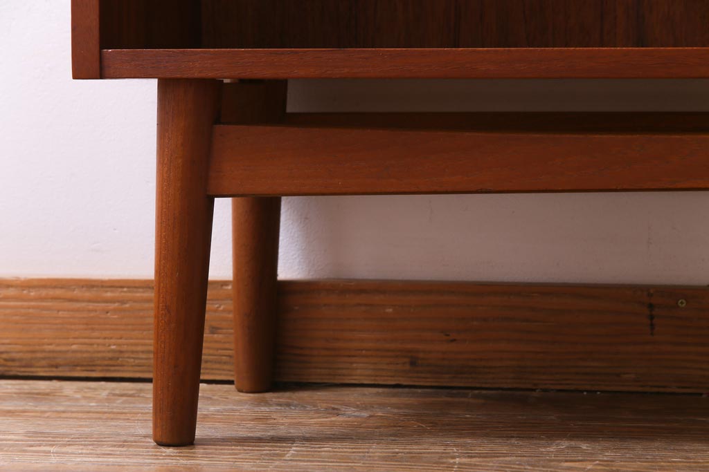 ヴィンテージ家具　北欧ビンテージ　デンマーク　おしゃれに使える台形型ブックシェルフ(本棚、ラック)