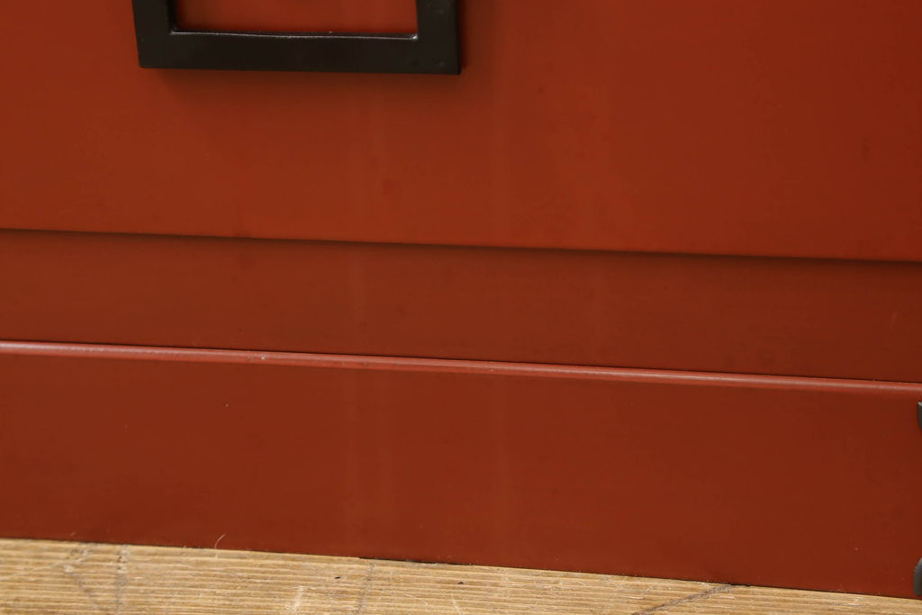 和製ビンテージ　黒い手打ち金具と朱塗りのコントラストが美しい米沢箪笥(総桐箪笥、民芸箪笥、着物箪笥、衣装タンス、和たんす、ヴィンテージ)(R-059019)