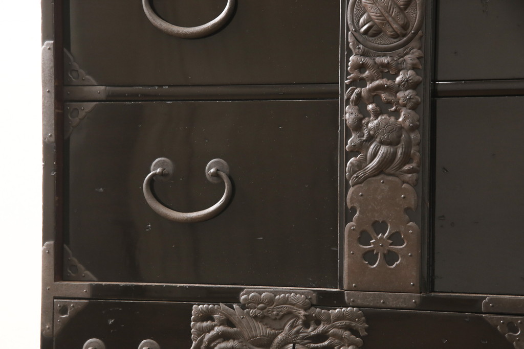 和製アンティーク 立体的で美しい打ち出し金具と漆塗りが目を引く庄内箪笥(時代箪笥、和タンス、引き出し)(R-056831)