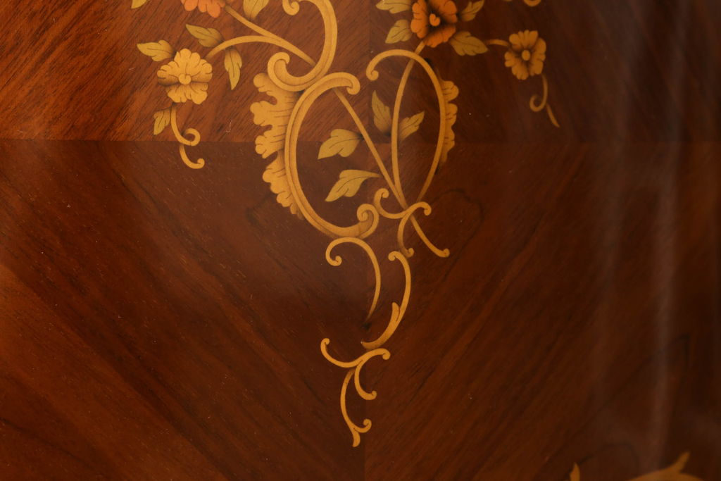 中古　高級　スペイン家具　象嵌　マホガニー材　繊細で華やかな装飾が気品溢れるコーナーキャビネット(ショーケース、飾り棚、収納棚)(R-057715)