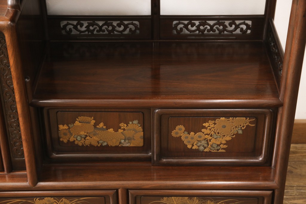 中古　美品　最高級　総シタン材(紫檀)　高蒔絵入り　大振りなサイズで存在感抜群の飾り棚(茶棚、茶箪笥、戸棚、収納棚)(R-055888)
