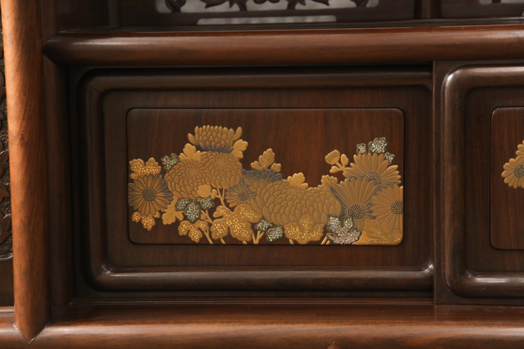 中古　美品　最高級　総シタン材(紫檀)　高蒔絵入り　大振りなサイズで存在感抜群の飾り棚(茶棚、茶箪笥、戸棚、収納棚)(R-055888)