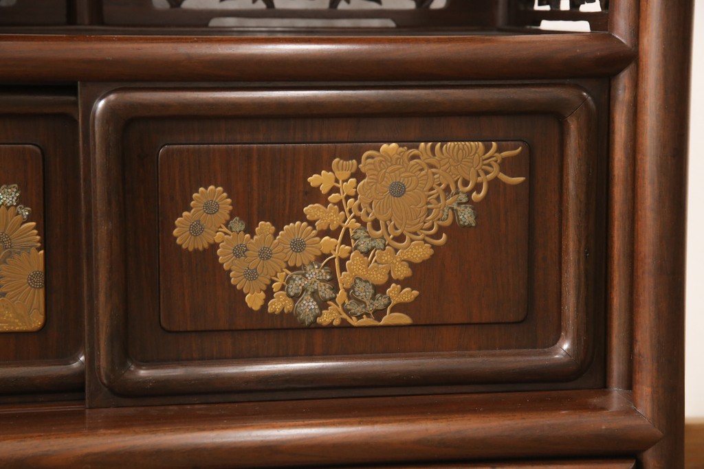 中古　美品　最高級　総シタン材(紫檀)　高蒔絵入り　大振りなサイズで存在感抜群の飾り棚(茶棚、茶箪笥、戸棚、収納棚)(R-055888)