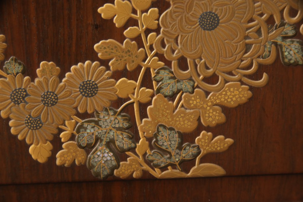 中古　美品　最高級　総シタン材(紫檀)　高蒔絵入り　大振りなサイズで存在感抜群の飾り棚(茶棚、茶箪笥、戸棚、収納棚)(R-055888)
