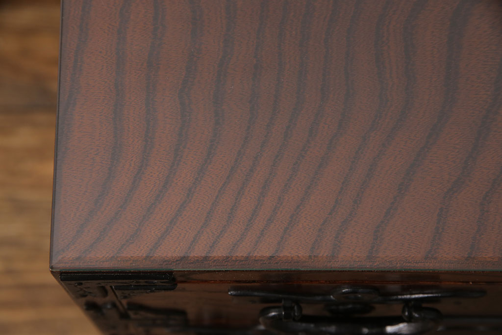 中古　極美品　岩谷堂箪笥　ガラス天板付き　小物整理におすすめ!迫力のある金具が目を引く極小箪笥(収納タンス、引き出し、チェスト)(R-050642)