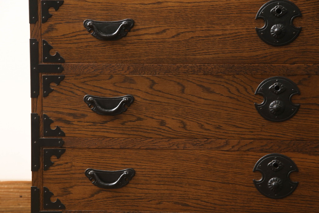 和製ビンテージ　国産職人手造り　内部桐材　前面ナラ材　品よくデザインされた黒い金具が魅力の民芸衣装箪笥(整理箪笥、引き出し、洋服タンス、収納たんす、サイドチェスト、ヴィンテージ)(R-064670)