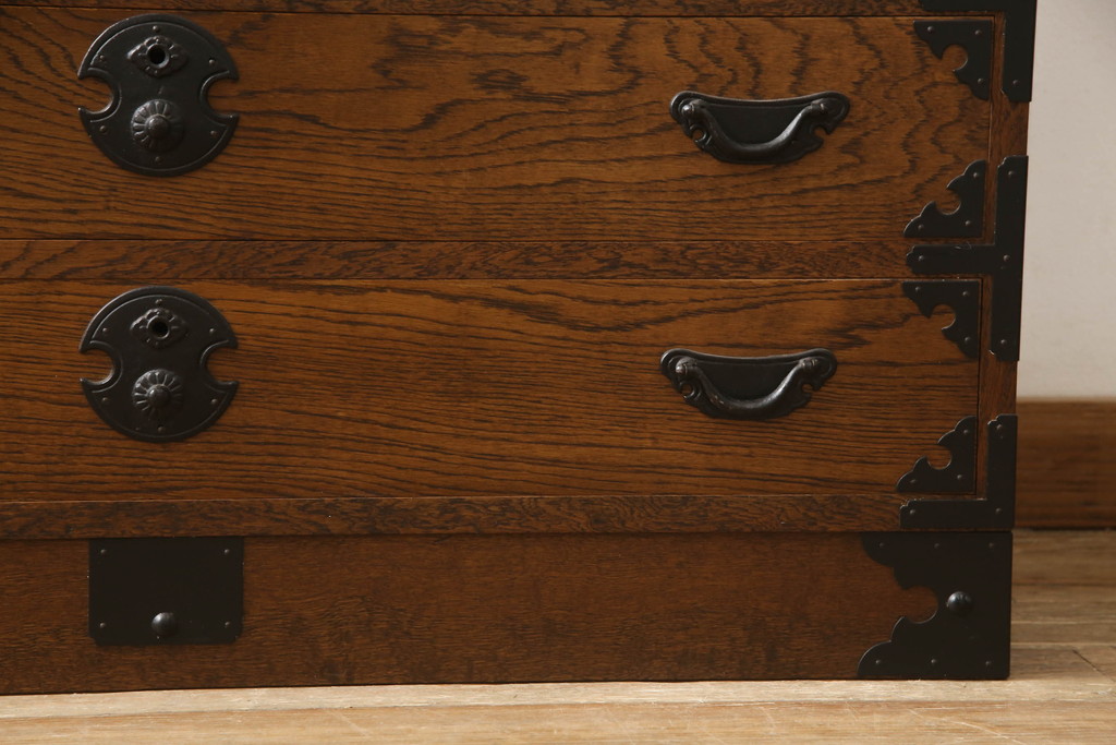 和製ビンテージ　国産職人手造り　内部桐材　前面ナラ材　品よくデザインされた黒い金具が魅力の民芸衣装箪笥(整理箪笥、引き出し、洋服タンス、収納たんす、サイドチェスト、ヴィンテージ)(R-064670)