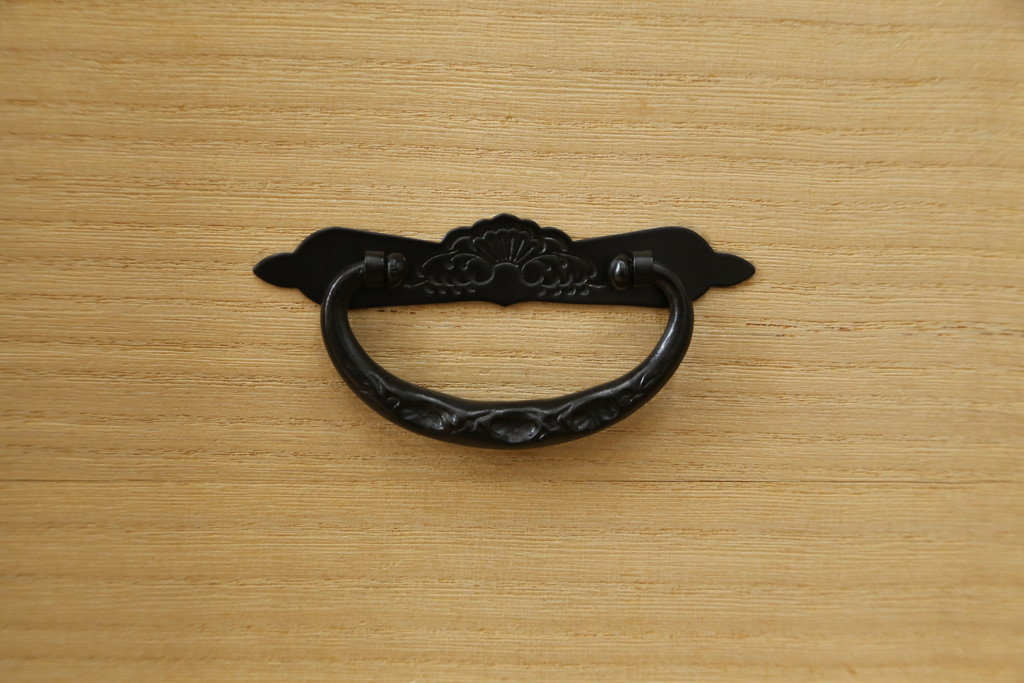 中古　美品　仙台民芸箪笥　欅産業　意匠を凝らした立派な金具と美しい木目が魅力的な仙台箪笥(引き出し、収納タンス、整理箪笥、サイドチェスト)(R-078981)