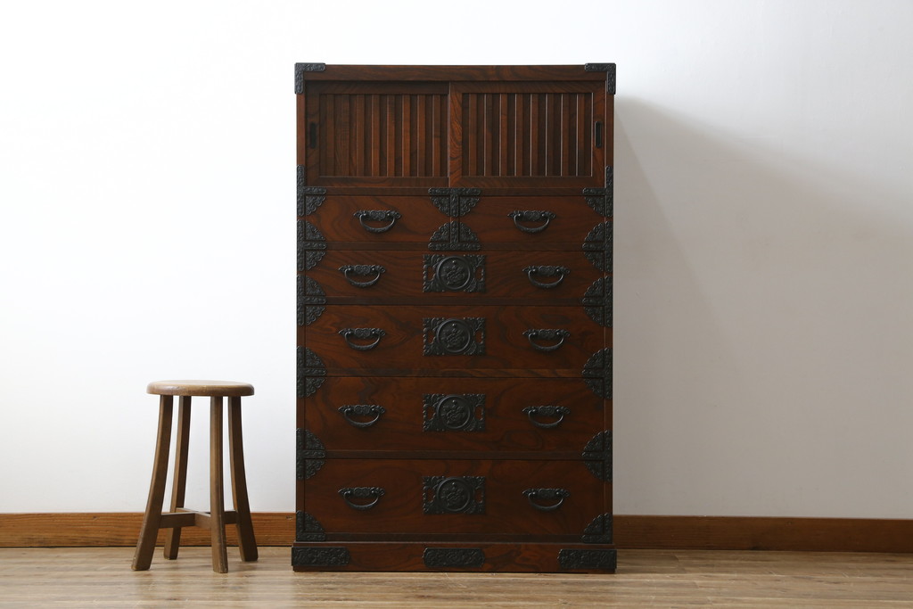中古　駿河民芸　品の良い牡丹の金具が和の雰囲気を高める和箪笥(収納たんす、整理タンス、衣装箪笥、引き出し)(R-065410)