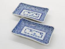 江戸期　成化年製　古伊万里　染付　微塵唐草　松竹梅文　約21cm　6.7寸　和の雰囲気漂う長皿2枚セット(角皿、和食器、和皿、六寸七分)(R-081002)
