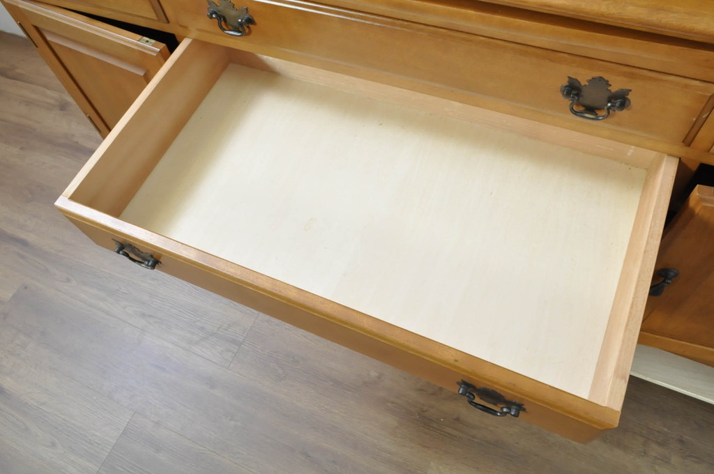 中古　美品　最高級!!　職人手作りオーダー家具　上質な作り込みの横浜ダニエル風作業台付きキャビネット(収納棚、戸棚、カップボード、食器棚)(製作費約185万円)(R-080277)