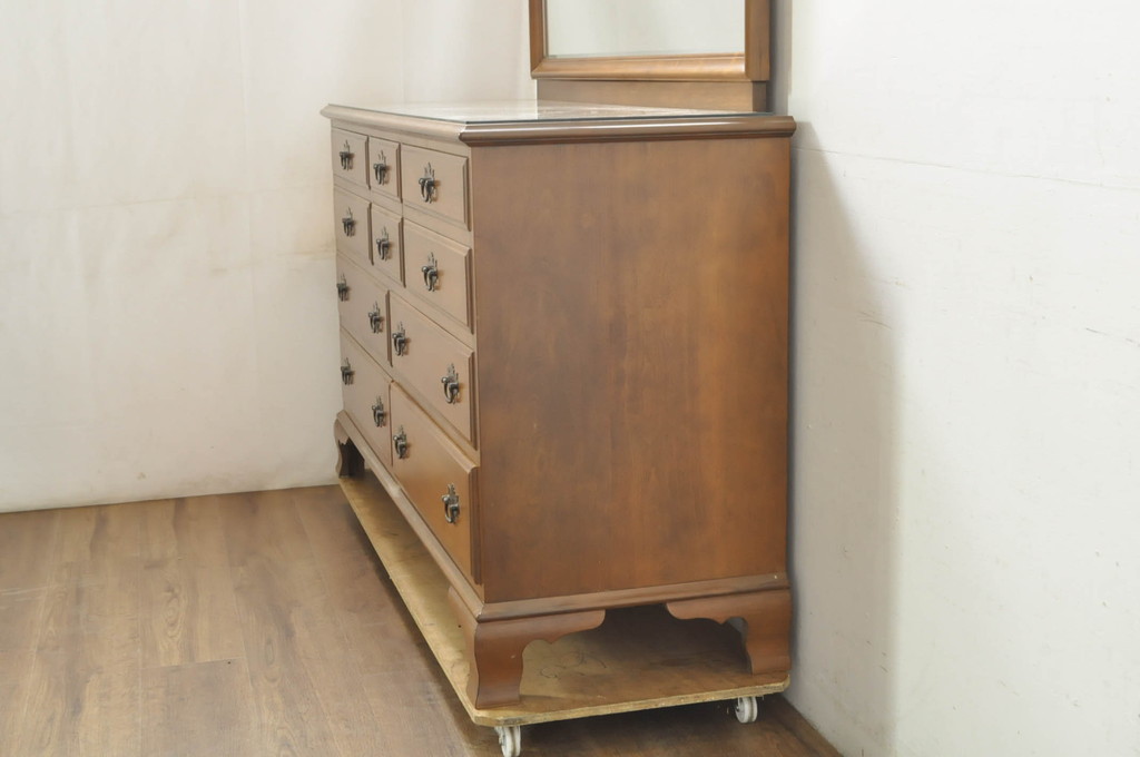 中古　美品　職人手作りオーダー家具　上品な佇まいの横浜ダニエル風チェスト(引き出し、サイドボード、整理箪笥、収納箪笥)(R-080280)