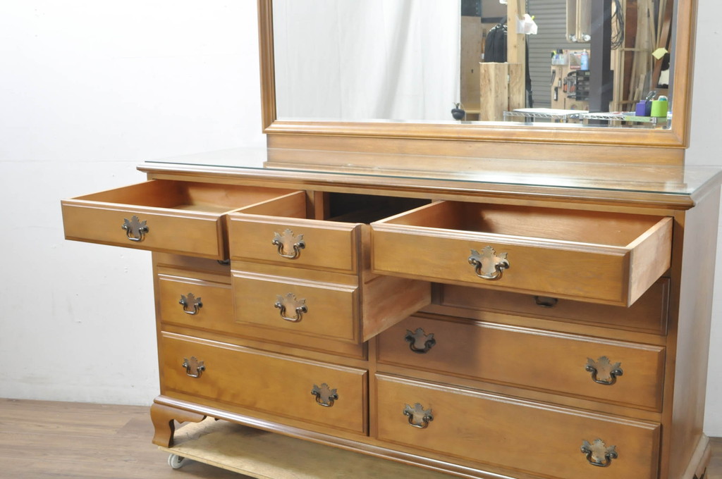中古　美品　職人手作りオーダー家具　上品な佇まいの横浜ダニエル風チェスト(引き出し、サイドボード、整理箪笥、収納箪笥)(R-080280)