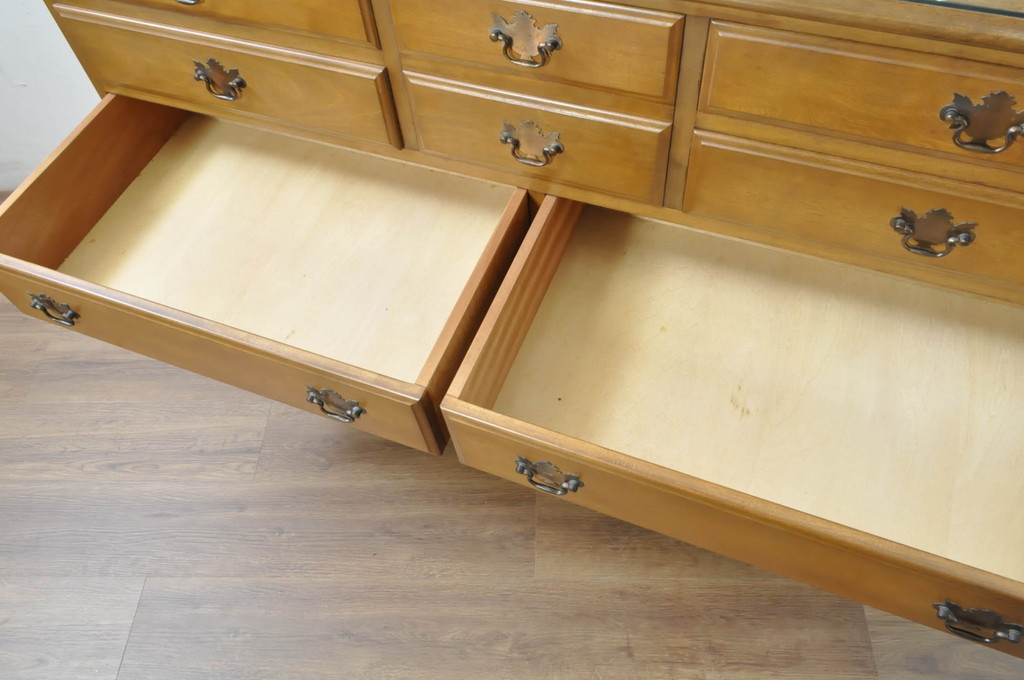 中古　美品　職人手作りオーダー家具　上品な佇まいの横浜ダニエル風チェスト(引き出し、サイドボード、整理箪笥、収納箪笥)(R-080280)