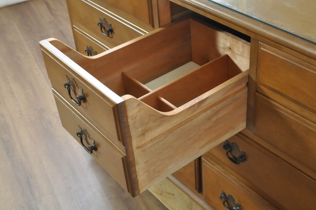 中古　美品　職人手作りオーダー家具　上品な佇まいの横浜ダニエル風チェスト(引き出し、サイドボード、整理箪笥、収納箪笥)(R-080280)