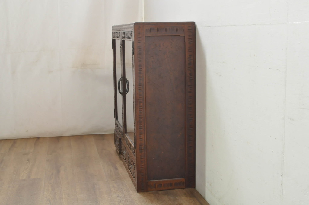 中古　美品　軽井沢彫り　隅々まで施された桜の彫りが美しい収納棚(本棚、キャビネット、サイドキャビネット、食器棚、飾り棚、戸棚)(R-080288)