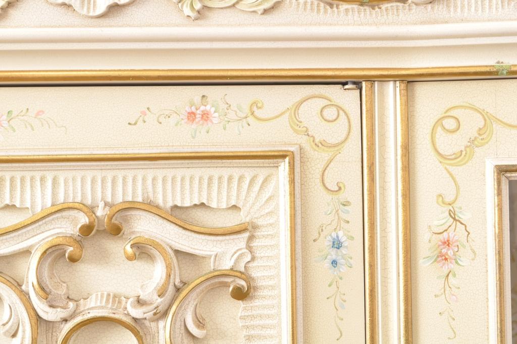 中古　美品　イタリア　ノバパルク(NOVAPLAK)　ロココ調の彫刻やかわいいハンドペイントが印象的なキャビネット(ガラスケース、ショーケース、飾り棚)(定価約130万円)(R-056555)