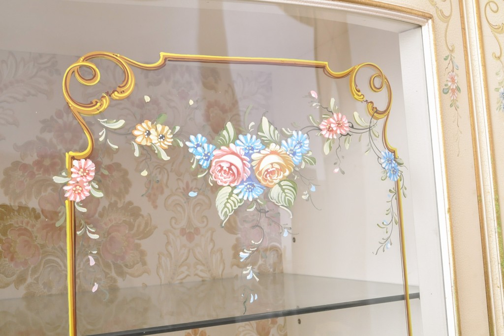 中古　美品　イタリア　ノバパルク(NOVAPLAK)　 ロココ調の彫刻やかわいいハンドペイントが印象的なキャビネット(ガラスケース、ショーケース、飾り棚)(定価約130万円)(R-056555)