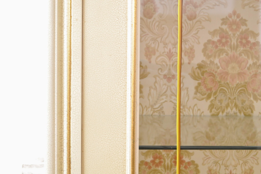 中古　美品　イタリア　ノバパルク(NOVAPLAK)　ロココ調の彫刻やかわいいハンドペイントが印象的なキャビネット(ガラスケース、ショーケース、飾り棚)(定価約130万円)(R-056555)