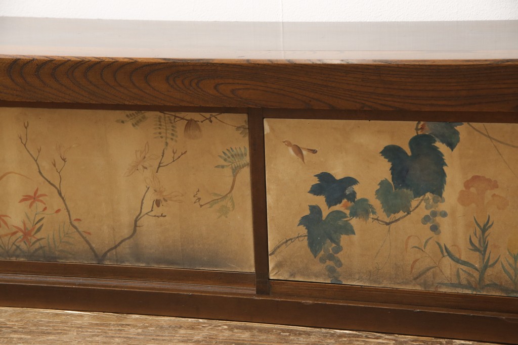 和製アンティーク　前面フレームケヤキ材　引き戸に描かれた花鳥の絵がかわいらしい横長置床(テレビ台、ローボード、戸棚、収納棚)(R-056101)