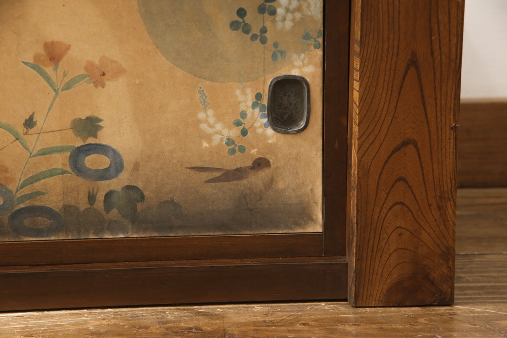 和製アンティーク　前面フレームケヤキ材　引き戸に描かれた花鳥の絵がかわいらしい横長置床(テレビ台、ローボード、戸棚、収納棚)(R-056101)