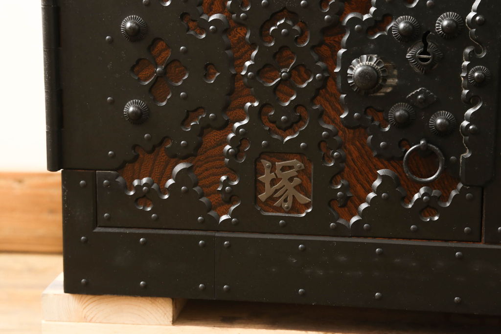 中古　匠工芸　勝木憲二郎作　重厚感と緻密な美しさを兼ね備えた佐渡船箪笥(佐渡タンス、舟箪笥、小箪笥、帳箱、銭箱、銭函、小引き出し、小物収納)(R-060563)