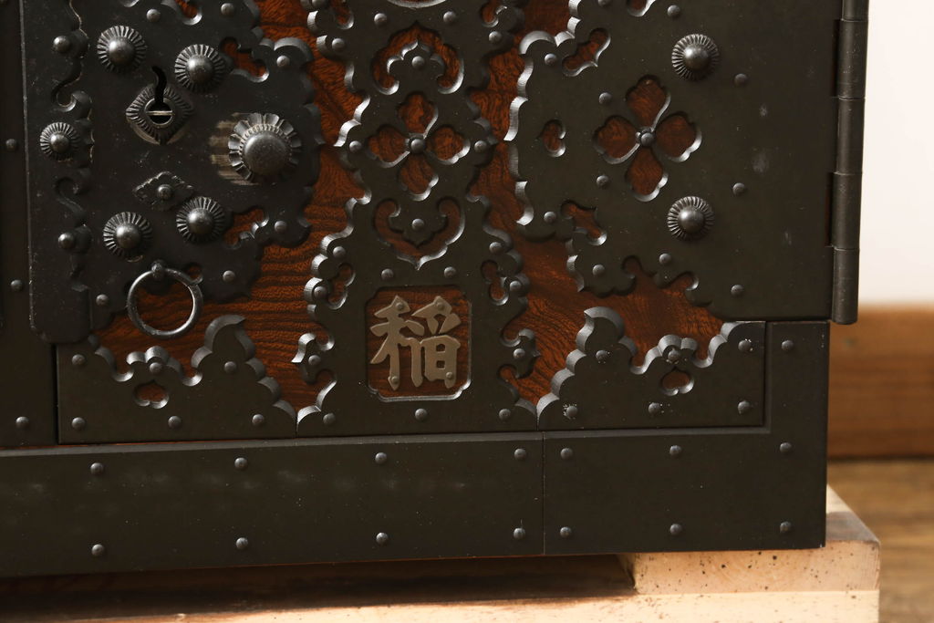 中古　匠工芸　勝木憲二郎作　重厚感と緻密な美しさを兼ね備えた佐渡船箪笥(佐渡タンス、舟箪笥、小箪笥、帳箱、銭箱、銭函、小引き出し、小物収納)(R-060563)