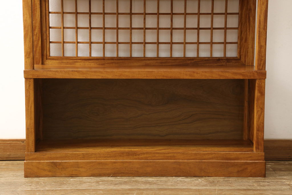 和製ビンテージ　未使用展示品　三方トチ材　格子がアクセントの趣ある飾り棚(戸棚、収納棚、茶棚、ヴィンテージ)(R-053546)