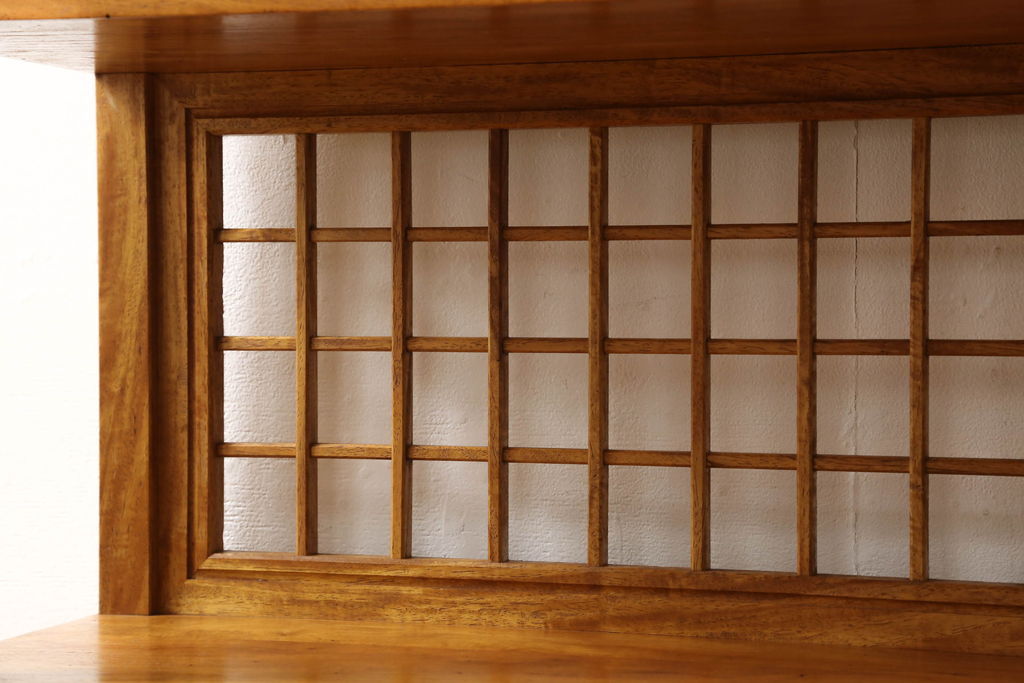 和製ビンテージ　未使用展示品　三方トチ材　格子がアクセントの趣ある飾り棚(戸棚、収納棚、茶棚、ヴィンテージ)(R-053546)