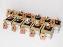 原孝洲　十二支　人形　丑　寅　卯　辰　巳　午　未　申　酉　戌　亥　縁起の良い可愛らしい木目込干支11点セット(動物、木彫り、置物、絹縮緬、台付き、外箱付き、木箱付き)(R-080996)