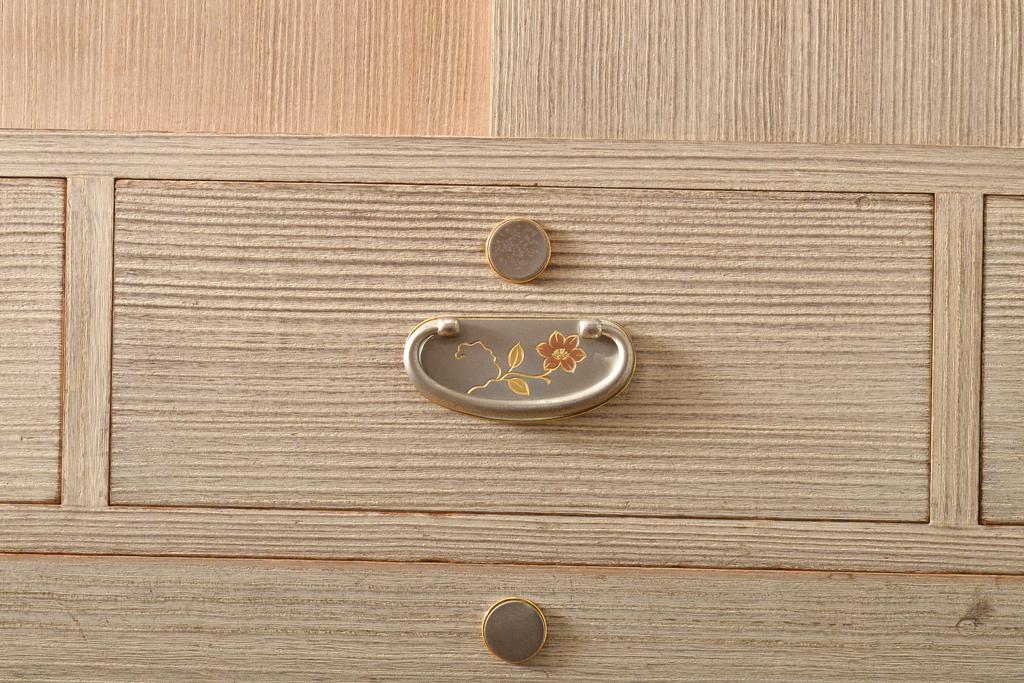 中古　国産　職人手作り　細部までこだわって作られた高級総桐箪笥(胴厚・四方丸)(桐たんす、整理タンス、衣装箪笥、バラ売り可能)(R-057093)