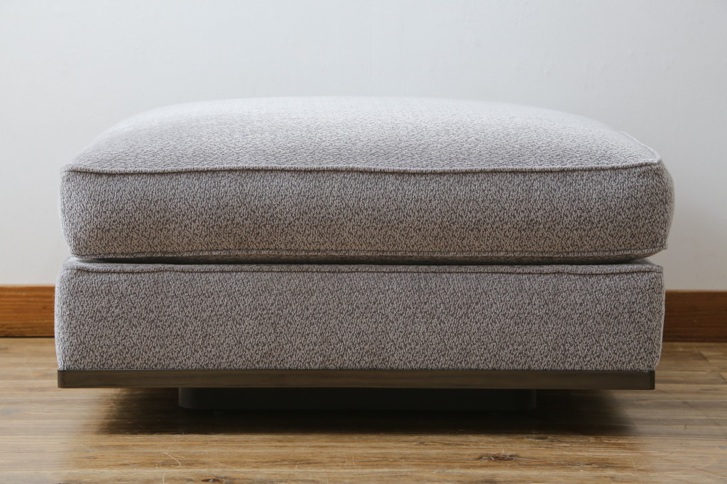中古　イタリア　ミノッティ(Minotti)　シンプルながら洗練された佇まいのオットマン(フットスツール、1Pソファ、椅子)(R-061474)