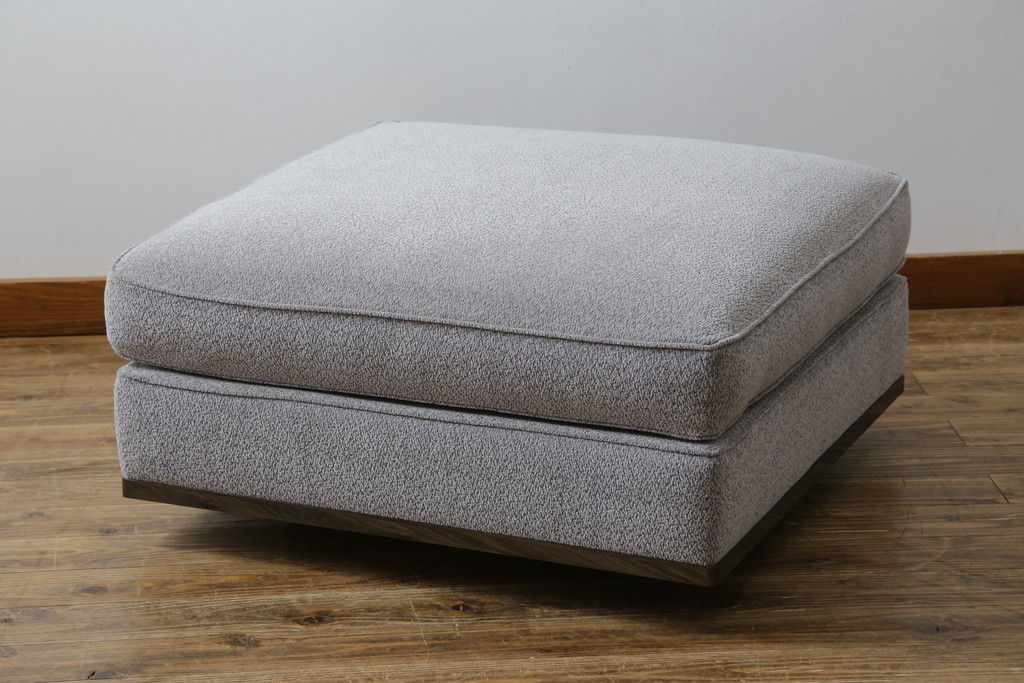 中古　イタリア　ミノッティ(Minotti)　シンプルながら洗練された佇まいのオットマン(フットスツール、1Pソファ、椅子)(R-061474)