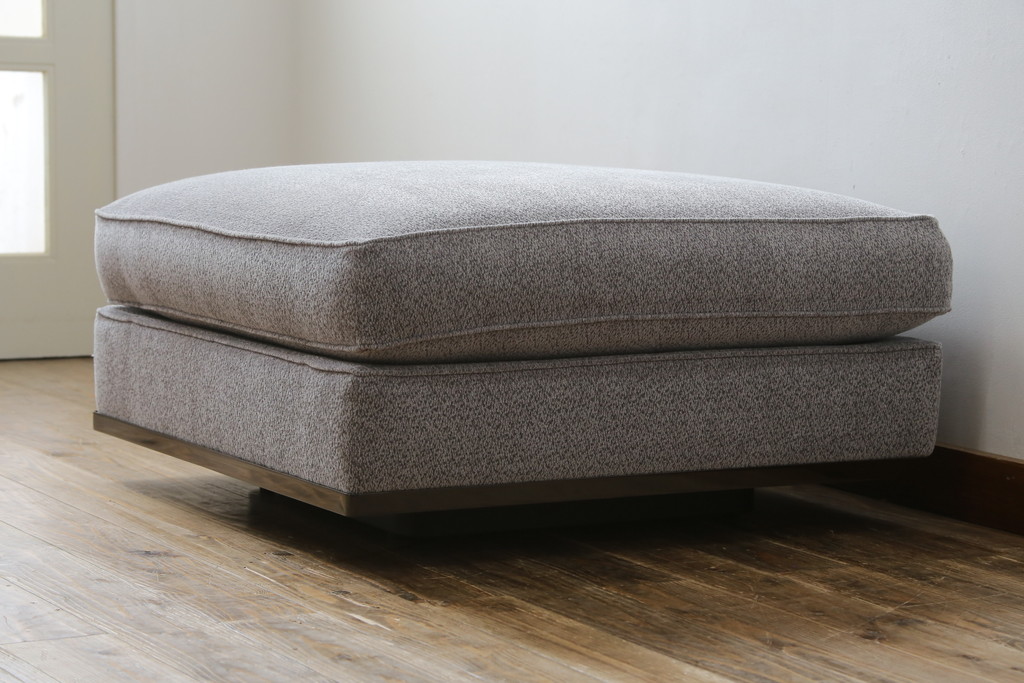 中古　イタリア　ミノッティ(Minotti)　シンプルながら洗練された佇まいのオットマン(フットスツール、1Pソファ、椅子)(R-061474)