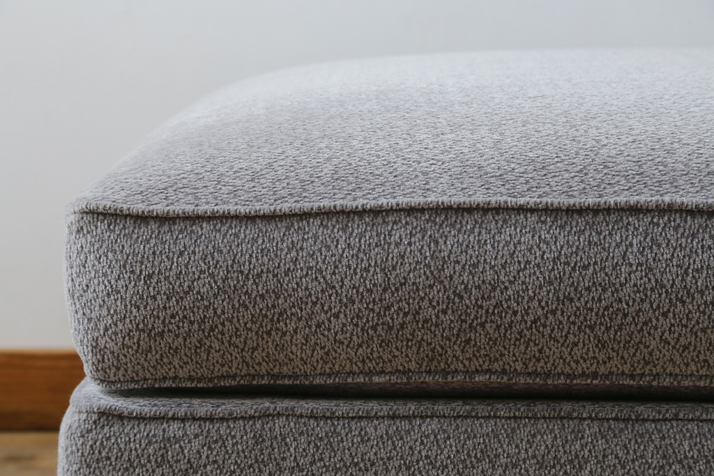 中古　イタリア　ミノッティ(Minotti)　シンプルながら洗練された佇まいのオットマン(フットスツール、1Pソファ、椅子)(R-061474)