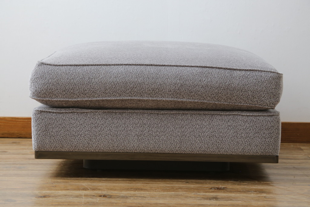 中古　イタリア　ミノッティ(Minotti)　シンプルながら洗練された佇まいのオットマン(フットスツール、1Pソファ、椅子)(R-061474)