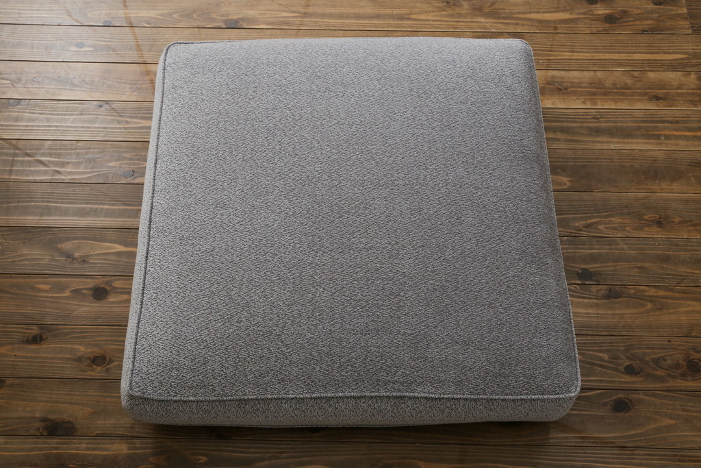 中古　イタリア　ミノッティ(Minotti)　シンプルながら洗練された佇まいのオットマン(フットスツール、1Pソファ、椅子)(R-061474)