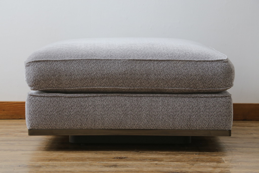 中古　イタリア　ミノッティ(Minotti)　シンプルながら洗練された佇まいのオットマン(フットスツール、1Pソファ、椅子)(R-061473)
