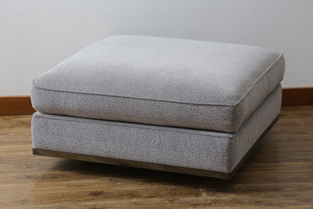 中古　イタリア　ミノッティ(Minotti)　シンプルながら洗練された佇まいのオットマン(フットスツール、1Pソファ、椅子)(R-061473)