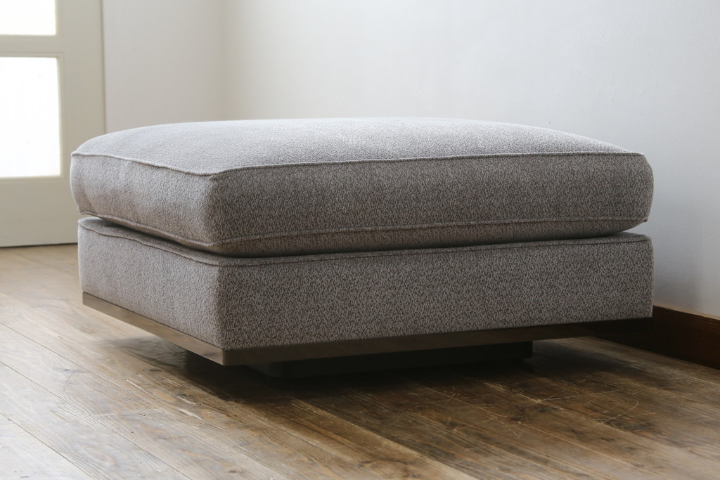 中古　イタリア　ミノッティ(Minotti)　シンプルながら洗練された佇まいのオットマン(フットスツール、1Pソファ、椅子)(R-061473)
