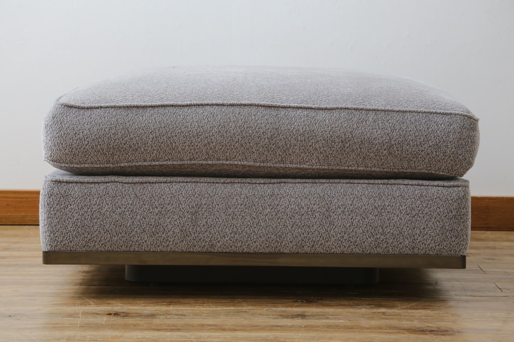 中古　イタリア　ミノッティ(Minotti)　シンプルながら洗練された佇まいのオットマン(フットスツール、1Pソファ、椅子)(R-061473)