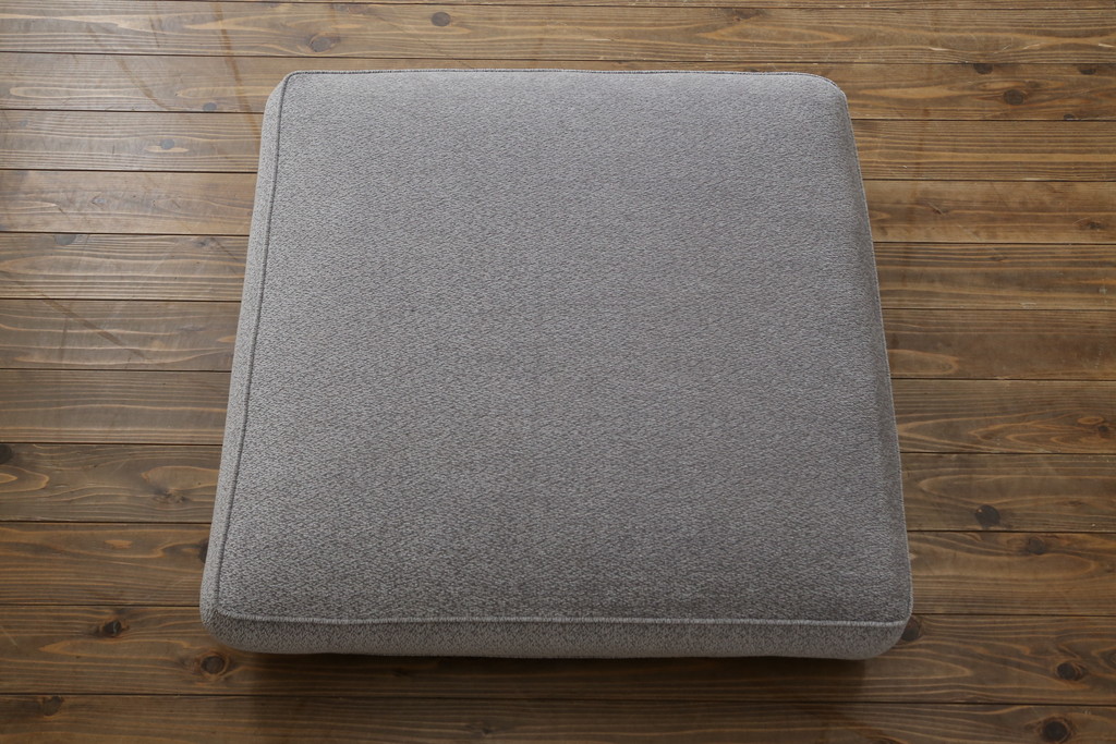中古　イタリア　ミノッティ(Minotti)　シンプルながら洗練された佇まいのオットマン(フットスツール、1Pソファ、椅子)(R-061473)