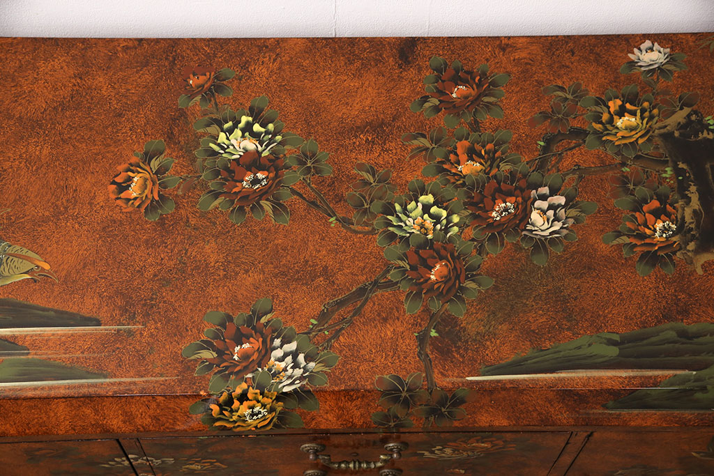 ヴィンテージ家具　繊細な絵柄が目を引くシノワズリ様式のサイドボード(リビングボード、引き出し、収納棚、ビンテージ)(R-051038)