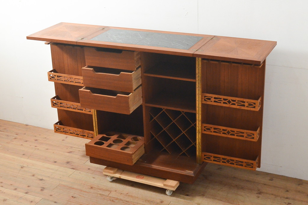 中古　ヨーロッパ高級輸入家具　上手物　ワインラックに活躍!　チーク材製のクラシカルなサーバー(サービス台、バーカウンター、カウンターテーブル、サイドボード)(R-056928)