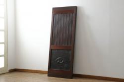 アンティーク建具　和の趣溢れる欅(ケヤキ)枠と杉板の板戸窓2枚セット(引き戸)(R-067981)