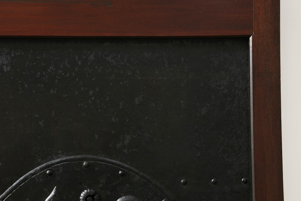 【セミオーダー家具実例】明治時代の蔵戸に高品質リペアを施しました。ご希望に合わせてリサイズし、裏面の手掛け引手を加工、スリガラス・義星丁番・ドアダンパーを取り付け、現状の色味を活かして仕上げました。(玄関戸、玄関ドア、建具)